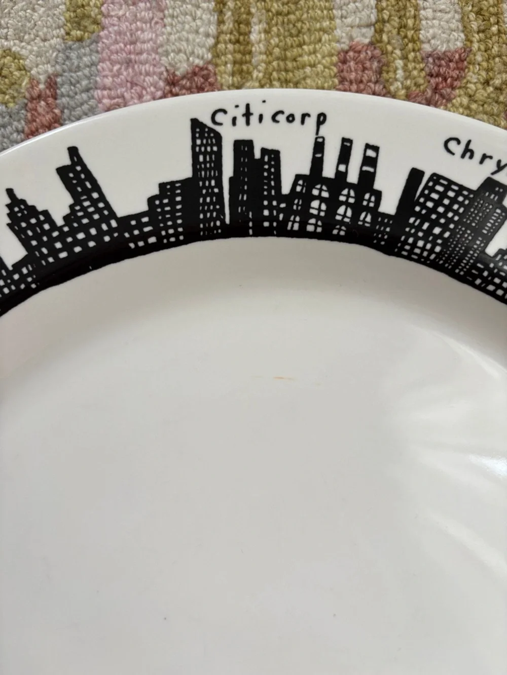 FISHS EDDY 212 Skyline Plate New York Skyline NYC icons (includes Twin Towers)